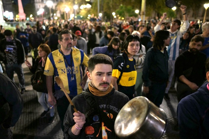 Protesta contra Javier Milei en la Plaza de Mayo de Buenos Aires, el 13 de marzo. · Foto: Juan Mabromata / AFP