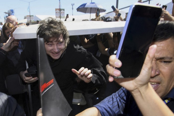 El presidente argentino Javier Milei a su llegada a la feria agrícola "Expoagro" en San Nicolás de los Arroyos, provincia de Buenos Aires, Argentina, el 14 de marzo. · Foto: Stringer, AFP