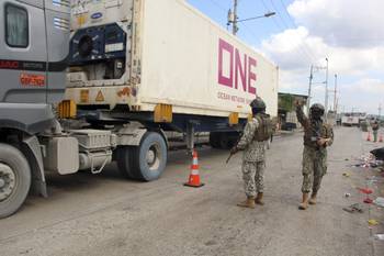Miembros de las Fuerzas Armadas durante un operativo antidrogas en el sector de Trinipuerto, en Guayaquil, Ecuador, el 16 de marzo. · Foto: Gerardo Menoscal, AFP