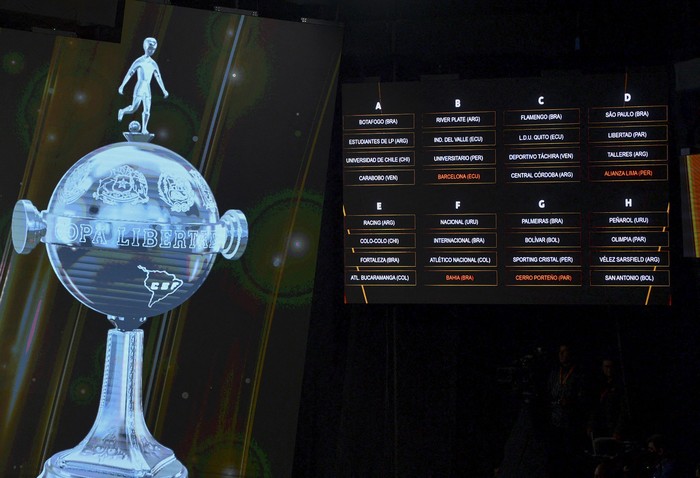 Los nombres de los equipos que conforman los grupos en pantalla durante el sorteo de la fase de grupos de la Copa Libertadores en la sede de la Conmebol en Luque, Paraguay. · Foto: Daniel Duarte, AFP