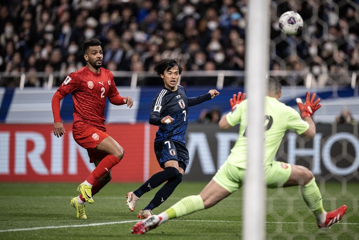 Kaoru Mitoma, de Japón, durante el partido con Baréin, el 20 de marzo, en Saitama, Japón. Foto: Philip Fong, AFP.