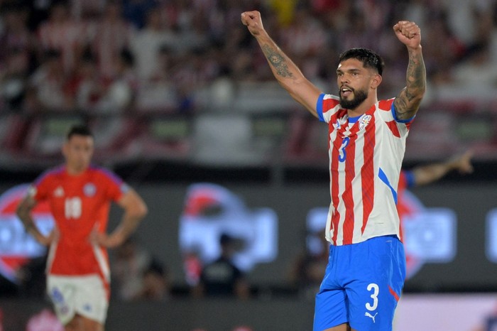 El defensa de Paraguay Omar Alderete celebra después de anotar en el partido contra Chile por la eliminatoria para el Mundial 2026, en el estadio Defensores del Chaco, en Asunción, el 20 de marzo. · Foto: Daniel Duarte, AFP