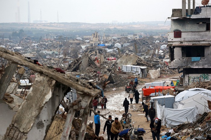 Palestinos huyen con sus pertenencias a Beit Lahia, en el norte de la Franja de Gaza, el 21 de marzo. · Foto: Bashar Taleb, AFP