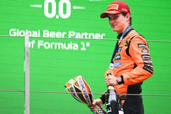 El piloto australiano de McLaren, Oscar Piastri, en el podio con su trofeo tras ganar el Gran Premio de China de Fórmula 1 en el Circuito Internacional de Shanghái. · Foto: Jade Gao, AFP