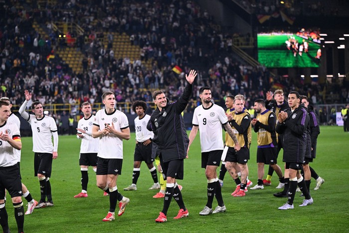 Los jugadores de Alemania celebran con la afición tras el pitido final del partido de vuelta de los cuartos de final de la Liga de Naciones de la UEFA ante Italia, el 23 de marzo, en el estadio Signal Iduna Park de Dortmund. · Foto: Kirill Kudryavstsev, AFP