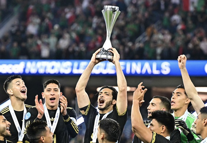 Raúl Jiménez, de México, con la Copa de la Liga de Naciones de la Concacaf, el 23 de marzo, luego de vencer a Panamá en el Estadio SoFi, en California. Foto: Frederic J. Brown, AFP.