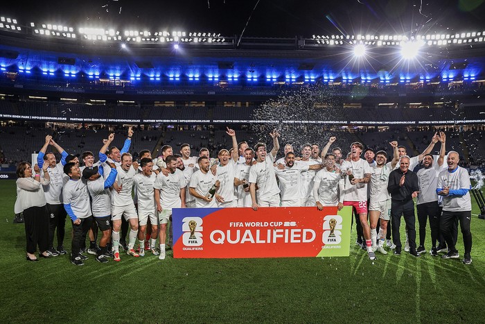 Nueva Zelanda celebra después de su victoria ante Nueva Caledonia, el 24 de marzo, en el estadio Eden Park de Auckland, Nueva Zelanda. Foto: David Rowland, AFP.