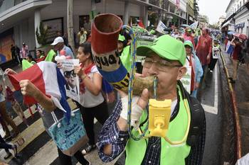 Manifestación de ancianos y trabajadores indígenas, el 25 de marzo, durante el primero de tres días de protestas contra el gobierno de Santiago Peña, en Asunción. · Foto: Daniel Duarte, AFP
