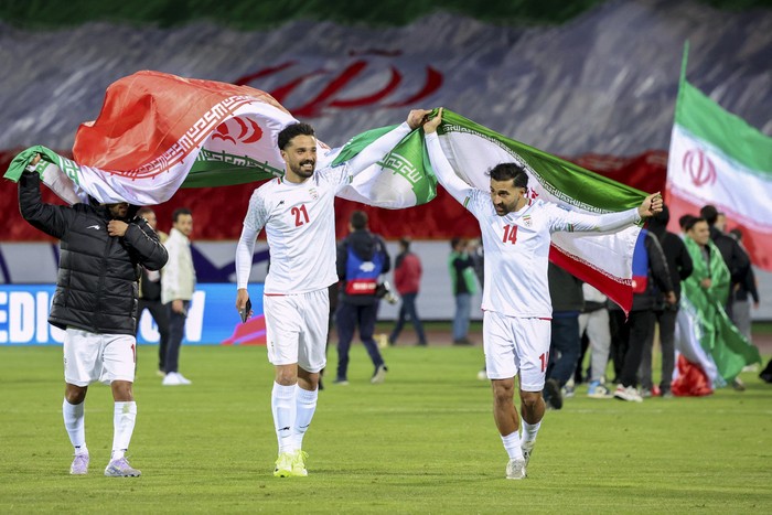 Los jugadores de Irán celebran tras el partido con Uzbekistán por las Eliminatorias para el Mundial 2026, el 25 de marzo, en Teherán. · Foto: Stinger, Afp