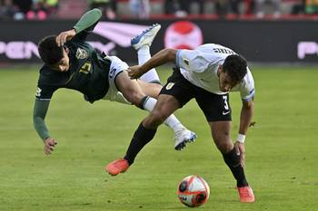 Sebastián Cáceres, de Uruguay, y Gabriel Villamil, de Bolivia, durante el partido de las eliminatorias sudamericanas de la Copa Mundial de la FIFA 2026 entre Bolivia y Uruguay en el estadio Municipal de El Alto en El Alto, Bolivia. · Foto: Aizar Raldes, AFP