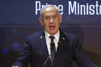 Benjamin Netanyahu, en una conferencia sobre la lucha contra el antisemitismo, con la asistencia de políticos de la extrema derecha europea, el 27 de marzo, en Jerusalén. · Foto: Menahen Kahana, AFP