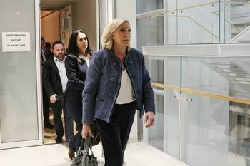 Marine Le Pen (D), y Catherine Griset (I), el 31 de marzo, a la salida de una sala del Tribunal de París. · Foto: Alain Jocard, AFP