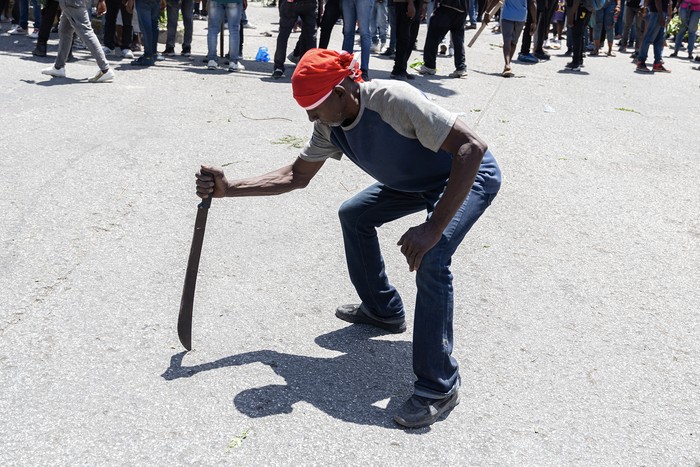 Manifestantación para exigir la salida del Consejo Presidencial de Transición debido a la inseguridad y la violencia de las pandillas en Puerto Príncipe, Haití (archivo, abril de 2025). · Foto: Guerinault Louis, Anadolu, AFP