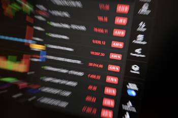 Índice bursátil mundial mostrado en una pantalla en Bruselas, el 7 de abril. · Foto: Nicolás Tucat, AFP