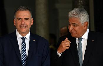 Yamandú Orsi, y el presidente de Panamá, José Raúl Mulino, el 7 de abril, en el Palacio de Las Garzas, en Ciudad de Panamá. · Foto: Martin Bernetti / AFP