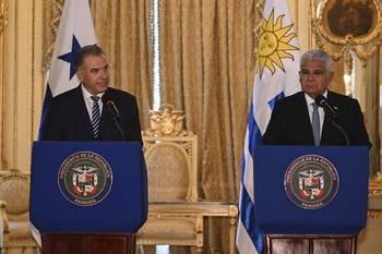 Los presidentes Yamandú Orsi y José Raúl Mulino durante la conferencia de prensa que brindaron en el palacio presidencial Las Garzas en Ciudad de Panamá. · Foto: Martín Bernetti, AFP