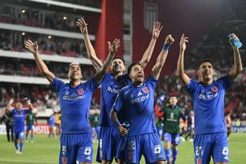 Leandro Fernández, Lucas Di Yorio, Matías Zaldivia y Rodrigo Contreras, de Universidad de Chile, celebran después de ganarle a Estudiantes de La Plata, el 8 de abril, en el estadio Jorge Luis Hirschi, en La Plata. · Foto: Luis Robayo, AFP