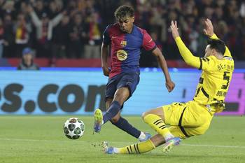 Lamine Yamal convierte el cuarto gol de su equipo a Borussia Dortmund en el estadio Olímpico Lluís Companys de Barcelona. · Foto: Lluis Gene, AFP