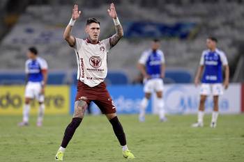 Bryan Bentaberry, de Mushuc Runa, celebra su gol ante Cruzeiro, el 9 de abril, en el estadio Mineirao de Belo Horizonte, Brasil. · Foto: Douglas Magno, AFP