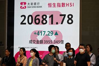 Panel electrónico que muestra el precio de cierre del índice Hang Seng, el 10 de abril, en Hong Kong. · Foto: Peter Parkis, AFP