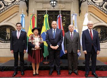 Rubén Ramírez, de Paraguay; Celinda Sosa, de Bolivia; Gerardo Werthein, de Argentina; Mauro Vieira, de Brasil, y Mario Lubetkin, de Uruguay, durante una reunión informal, el 11 de abril, en Buenos Aires. Foto: Ministerio de Relaciones Exteriores de Argentina, AFP.