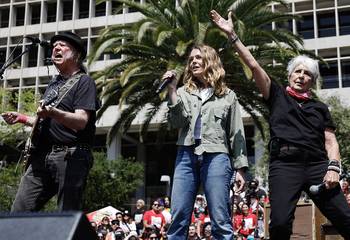 Neil Young, Maggie Rogers y Joan Báez, durante la gira "Fight Oligarchy", el 12 de abril, en el Grand Park en Los Ángeles, California. · Foto: Mario Tama, Getty Images, AFP