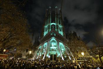 Espectáculo de luces proyectado en la fachada de la Basílica de la Sagrada Familia, que marca el inicio de la Semana Santa, el 14 de abril, en Barcelona. · Foto: Lluis Gene, AFP