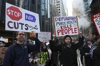 Manifestantes en Manhattan exigen el fin de los recortes en ciencia, investigación, educación y otras áreas por parte de la administración Trump, el 8 de abril en Nueva York. · Foto: Spencer Platt, Getty Images, AFP