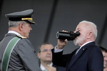 Luiz Inácio Lula da Silva junto al comandante del ejército general Tomás Paiva, el 16 de abril, durante la celebración del Día del Ejército en el Cuartel General del Ejército en Brasilia. · Foto: Sergio Lima, AFP