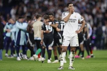 El centrocampista inglés del Real Madrid, Jude Bellingham, reacciona al final del partido de vuelta de los cuartos de final de la UEFA Champions League entre el Real Madrid CF y el Arsenal en el estadio Santiago Bernabéu de Madrid, el 16 de abril de 2025. · Foto: Óscar del Pozo, AFP