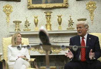 La primera ministra italiana, Giorgia Meloni, y Donald Trump, durante el encuentro que mantuvieron en la  Oficina Oval de la Casa Blanca en Washington. · Foto: Brendan Smialowski, AFP