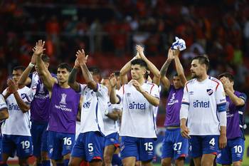 Jugadores de Nacional, el 22 de abril, al término del partido ante Internacional de Porto Alegre, en el estadio Beira Rio en Porto Alegre, Brasil. · Foto: Silvio Ávila / AFP