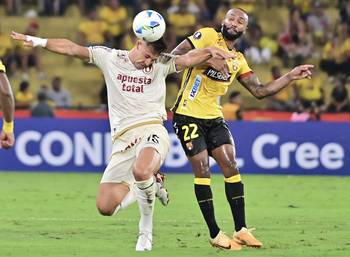 Diego Churin, de Universitario, y Leonai Souza, de Barcelona, el 22 de abril, en el estadio Monumental Banco Pichincha en Guayaquil. · Foto: Marcos Pin, AFP