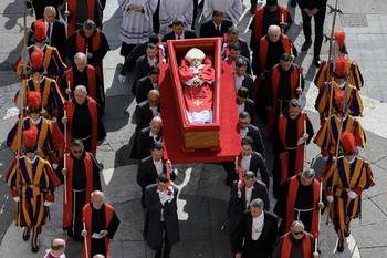 Procesión, el 23 de abril, desde la capilla de Santa Marta hasta la Basílica de San Pedro, en el Vaticano. Foto: The Vatican Media, AFP.