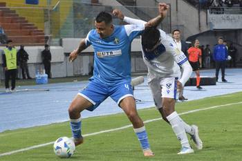 Jorge Flores, de Bulo Bulo, y Agustín Lagos, de Vélez Sarsfield, el 23 de abril, en el estadio Félix Capriles de Cochabamba, Bolivia. · Foto: Fernando Cartagena, AFP