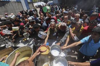 Comedor social gestionado por el Programa Mundial de Alimentos de las Naciones Unidas en el campo de refugiados de Nuseirat, en el centro de la Franja de Gaza. · Foto: Eyad Baba, AFP