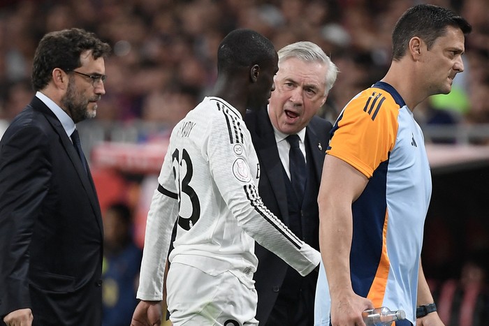 Carlo Ancelotti, habla con el defensa francésdel Real Madrid, Ferland Mendy, durante la final de la Copa de España, entre el FC Barcelona y el Real Madrid CF en el estadio de La Cartuja en Sevilla el 26 de abril de 2025. · Foto: Josep Lago
