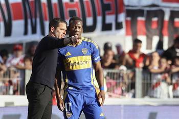 Fernando Gago, DT de Boca, junto a Luis Advíncula, durante el partido con River Plate, el 27 de abril, en el estadio Más Monumental de Buenos Aires. · Foto: Alejandro Pagni, AFP