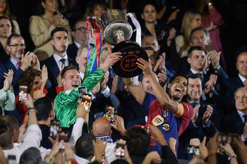 Marc-Andre ter Stegen y Ronald Araújo, de Barcelona, con el trofeo de la Copa del Rey. Foto: José Luis Contreras, Dax Images, NurPhoto, AFP.