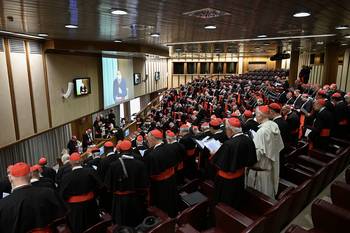 Cardenales, el 28 de abril, durante la quinta reunión de la congregación en el Vaticano. · Foto: Mario Tomassetti, Vatican Media, AFP