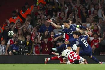 Mikel Merino (abajo), de Arsenal, Joao Neves y Marquinhos, de París Saint Germain, durante el partido de ida de las semifinales de la UEFA Champions League entre el Arsenal y el Paris Saint-Germain en el estadio Emirates en Londres. · Foto: Adrian Dennis, AFP
