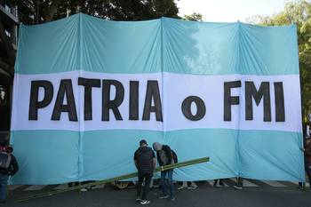 Manifestación contra el gobierno del presidente Javier Milei, el 30 de abril, en Buenos Aires. · Foto: Juan Mabromata / AFP