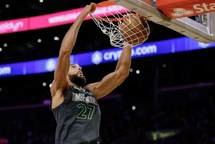 Rudy Gobert, de los Minnesota Timberwolves, el 30 de abril, ante Los Angeles Lakers, durante el último cuarto del quinto juego de la primera ronda de los Playoffs de la NBA de la Conferencia Oeste, en el Crypto.com Arena, en Los Ángeles, California. Foto: Harry How, Getty Images, AFP.