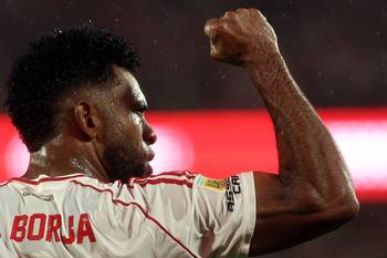 Miguel Borja, de River Plate, tras anotar ante Vélez Sarsfield en el estadio Monumental de Buenos Aires, el 4 de mayo. · Foto: Alejandro Pagni, AFP