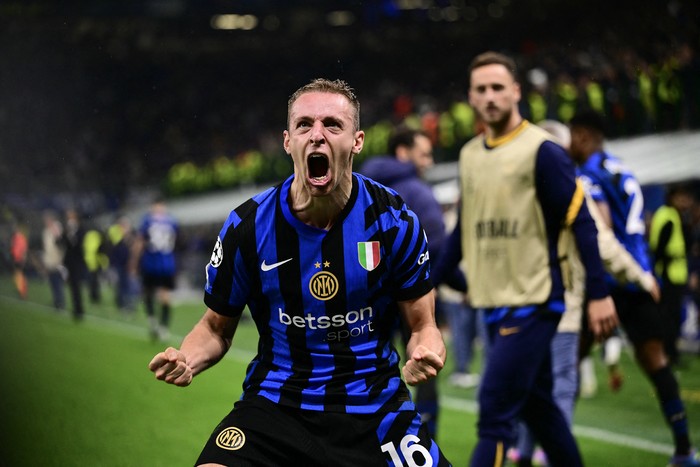 Davide Frattesi celebra su gol ante Barcelona, el 6 de mayo, en el estadio San Siro de Milán. · Foto: Marco Bertorello, AFP