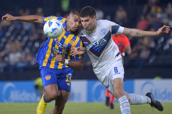 Marcelo Pérez, de Sportivo Luqueño, y Leandro Quiroz, de Godoy Cruz, el 6 de mayo, en el estadio Defensores del Chaco en Asunción. · Foto: Daniel Duarte, AFP