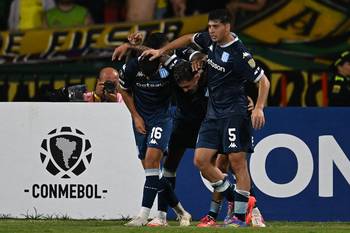 Martín Barrios, de Racing, celebra su gol ante el Atlético Bucaramanga de Colombia, el 6 de mayo, en el estadio Américo Montanini de Bucaramanga, Colombia. · Foto: Raúl Arboleda, AFP