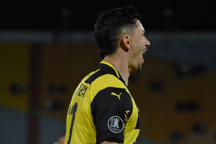 Maximiliano Silvera celebra la anotación del primer gol de Peñarol durante el partido de la fase de grupos de la Copa Libertadores ante San Antonio Bulo Bulo de Bolivia, en el estadio Félix Capriles en Cochabamba, el 6 de mayo. · Foto: Fernando Cartagena, AFP