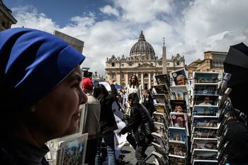 Plaza de San Pedro, frente a la Basílica de San Pedro, el 7 de mayo, en el Vaticano. · Foto: Jeff Pachoud, AFP