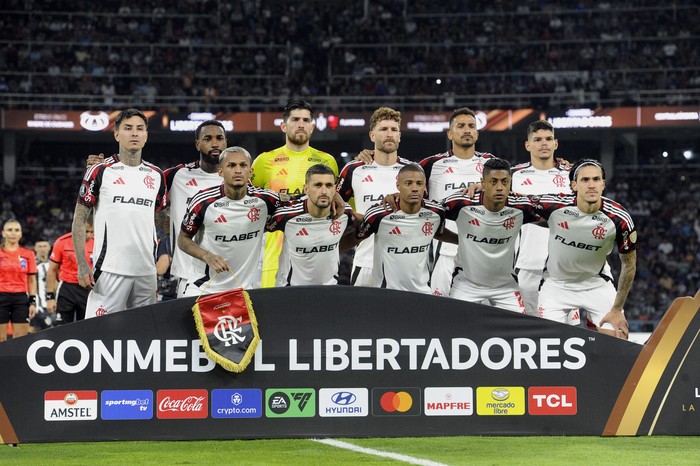 Jugadores del Flamengo, previo al partido ante Central Córdoba, el 7 de mayo, en el estadio Madre de Ciudades en Santiago del Estero. · Foto: Eduardo Rapetti, AFP